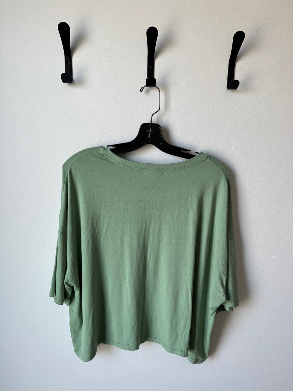 C’est Moi
BAMBOO Short Sleeve Boxy Tee in Sage Green - Picture 4 of 7